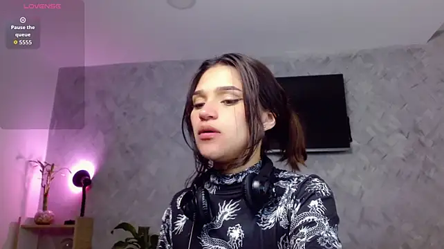 Roxxi_2110's Live XXX Chat