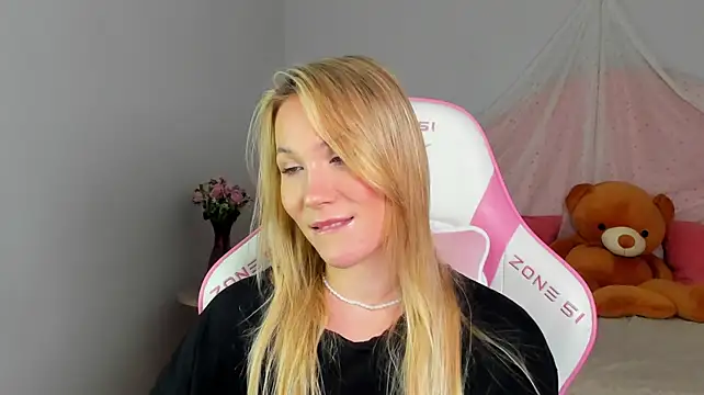 ElaraVoltage's Live XXX Chat