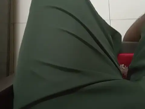 UncutlovingGuy Show in webcam