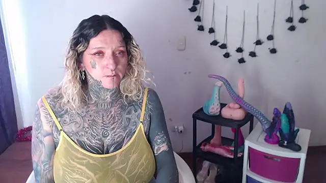 SLOPPYTITSS Adlı Modelin Canlı XXX Sohbeti
