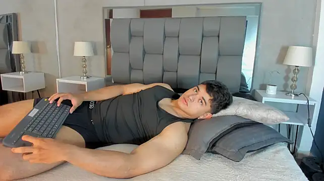 Charlie___Musk Adlı Modelin Canlı XXX Sohbeti