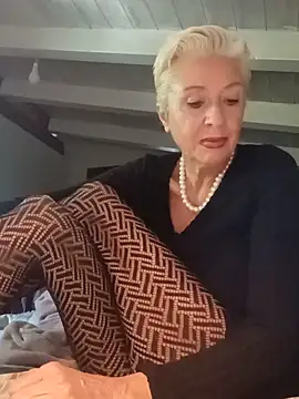 divinaerotica Adlı Modelin Canlı XXX Sohbeti