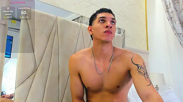 Adrien_Monteiro Chat XXX in diretta
