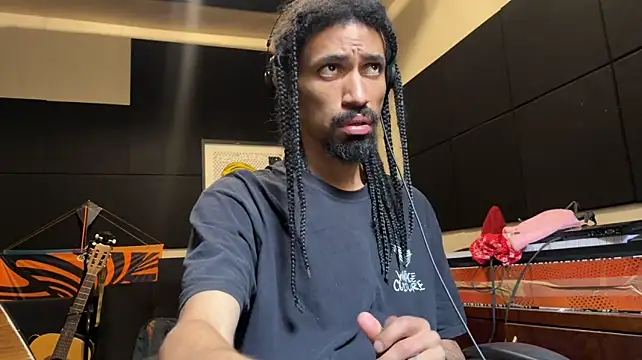 Chat +18 de FavelaDaddyCum ao vivo
