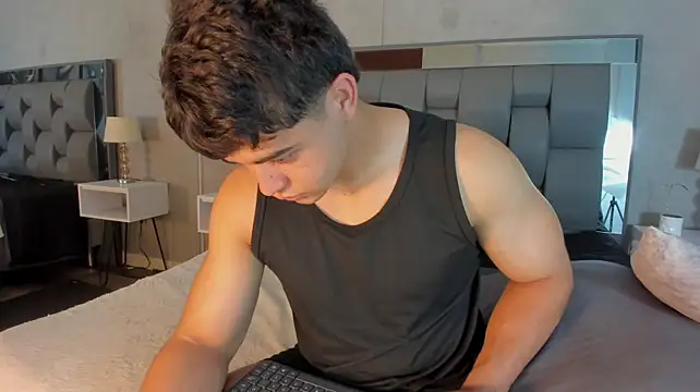 Charlie___Musk Adlı Modelin Canlı XXX Sohbeti