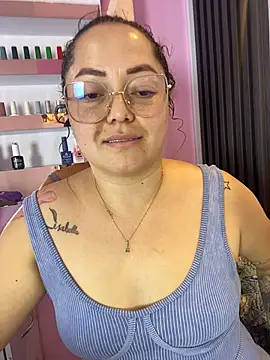 Nails_Lucian Webbikameraesitys
