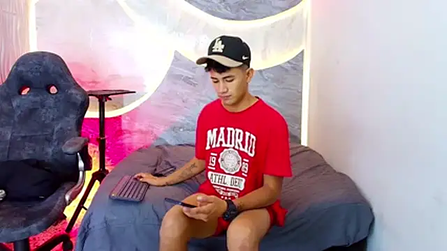 NIO_KLOUDS_'s Live XXX Chat