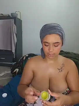 צ'אט XXX בשידור חי של cinnaminnie