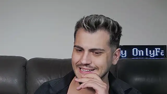 CrazyDom1 élő XXX-chatje