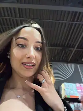 ICrazyOneIRL Show in webcam
