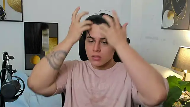 XXX chat uživo modela Thom_Ohtani