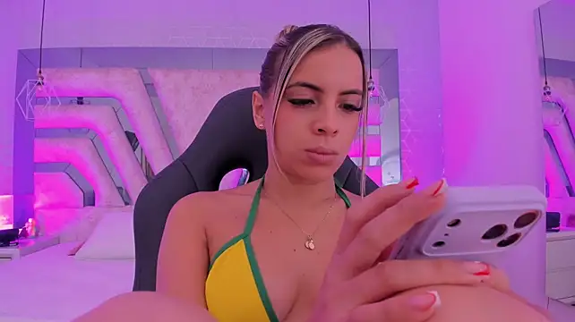 XXX chat uživo modela EmmilyElleen