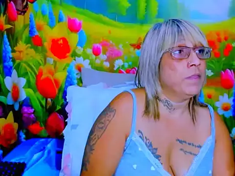 Chat +18 de indianroxy ao vivo