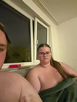 CurvyPaar2 live XXX chat
