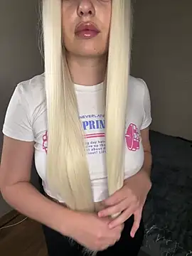 KiraMoss_'s Live XXX Chat