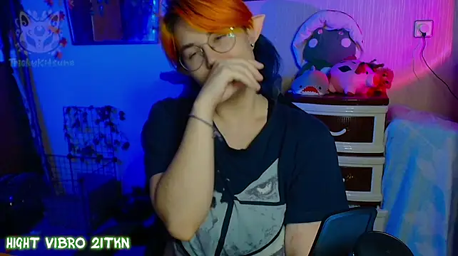 TrickyKitsune live XXX chat