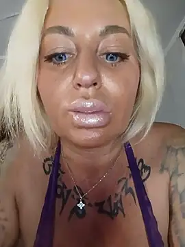 XXX chat uživo modela MiaMooly