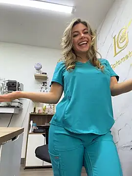 alicee16 Adlı Modelin Canlı XXX Sohbeti