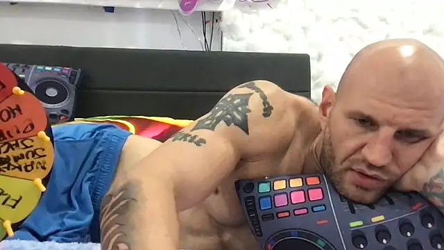 Show modela brianomally na web-kameri