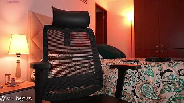 Chat +18 de Lau_Bee ao vivo