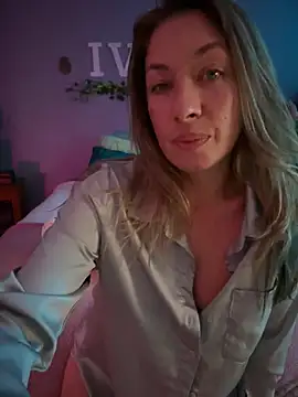 הופעת וובקאם של MiraKisss