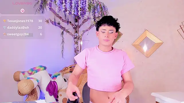 HungLatinoFemboyのウェブカメラショー
