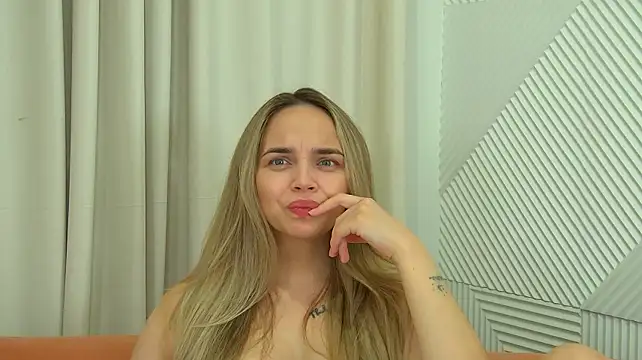 AnitaVenture Adlı Modelin Canlı XXX Sohbeti