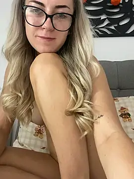 petite_poppy_xox 现场XXX聊天