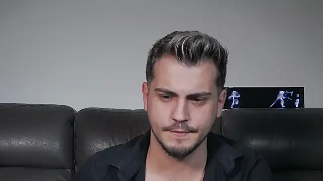CrazyDom1 élő XXX-chatje