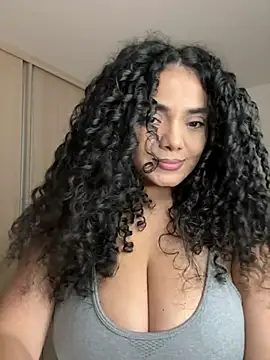 CurlyierrのライブXXXチャット