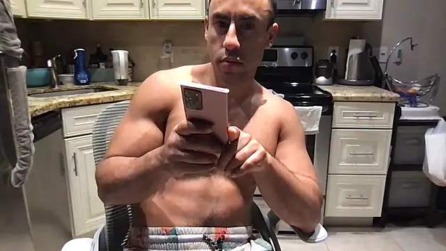 BigGuyMuscle 即時 XXX 聊天
