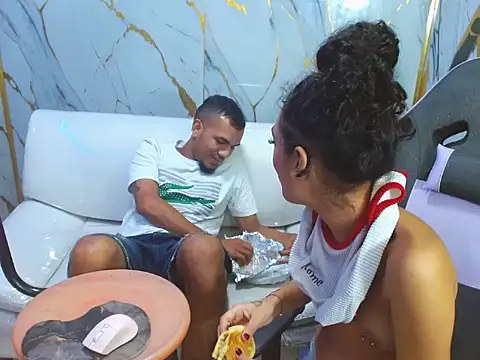 Živý XXX chat hottercouple18