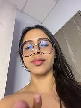 HappyKittyXXX Adlı Modelin Canlı XXX Sohbeti