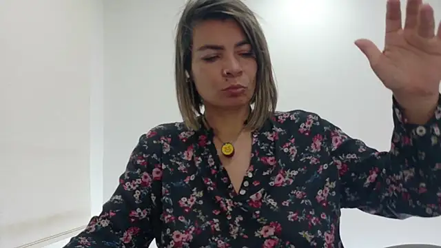 Chat +18 de charlotedoll ao vivo