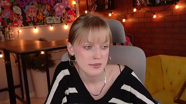 Chatroom XXX en direct de KiraMontoya