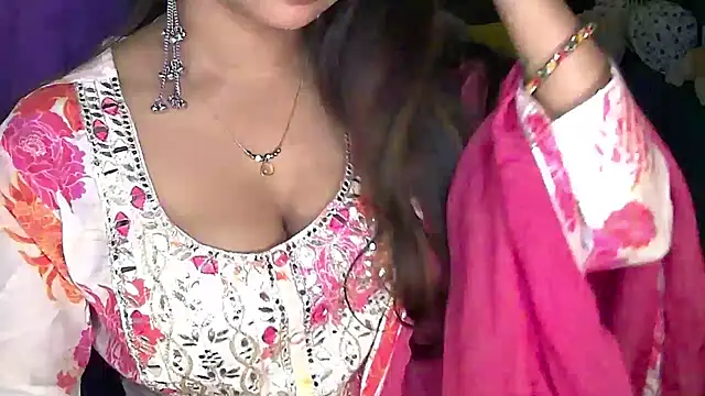 دردشة Cute-Tara الجنسية المباشرة