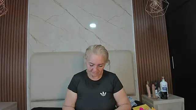 Chat +18 de queenstarhy ao vivo