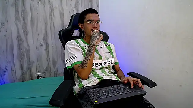 Chat +18 de Tayson_Hot ao vivo