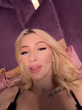 Chat +18 de AngieShae ao vivo
