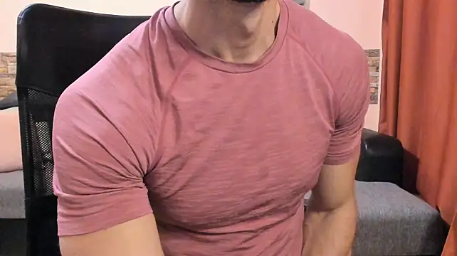แชท XXX สดของ HotHunkTrainer