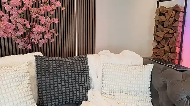 Chat +18 de Lara-CumKitten ao vivo