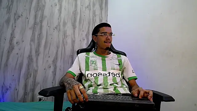 צ'אט XXX בשידור חי של Tayson_Hot