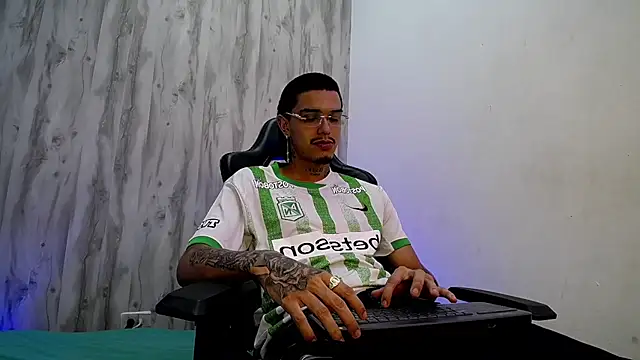 Tayson_Hot: онлайн-секс-чат