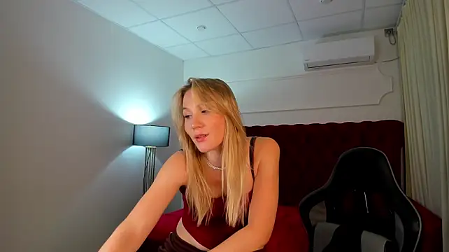 ElaraVoltage élő XXX-chatje