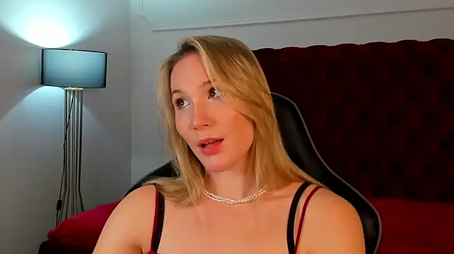 ElaraVoltage's Live XXX Chat