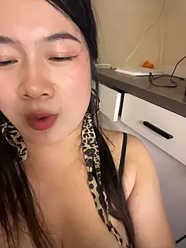 mo-mo-69's Live XXX Chat
