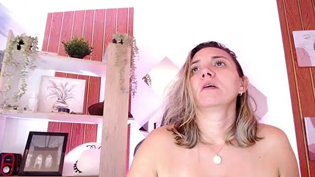 milfsecret69's Live XXX Chat