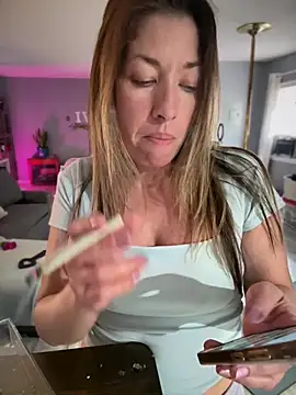 Czat XXX na żywo – MiraKisss