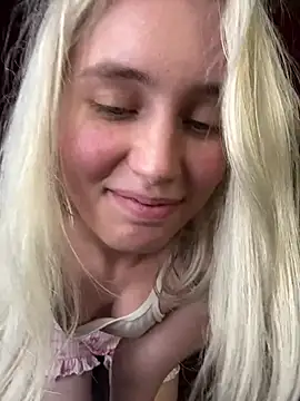 LovelyMiu - flash my fat ass:)