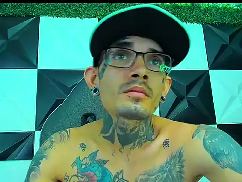 Boy_tatto77 élő XXX-chatje